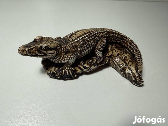 Retro krokodil szobor