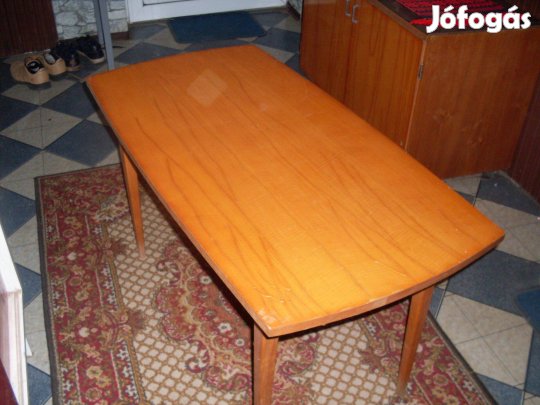 Retró lakkozott dohányzó asztal
