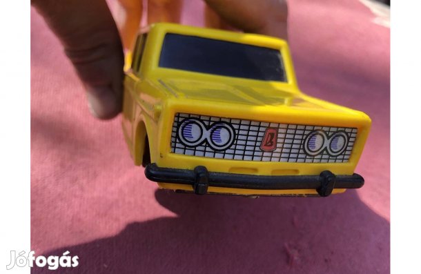 Retró lendkerekes játékautó sérült 15000 Ft