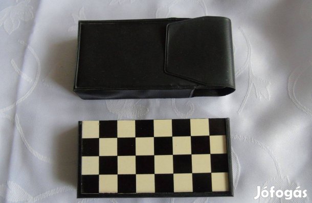 Retro mágneses sakk úti társasjáték fekete műanyag tartóval