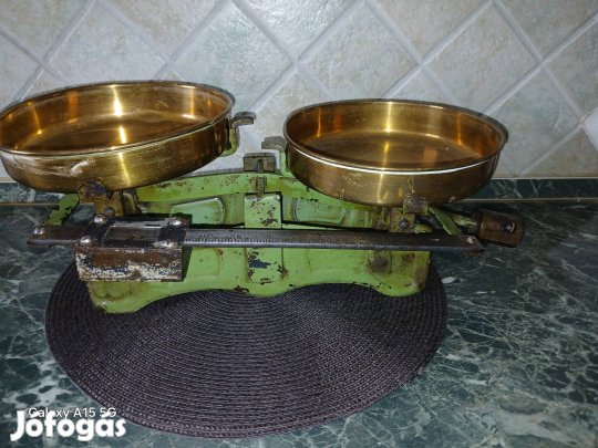 Retro mérleg réztanyérral