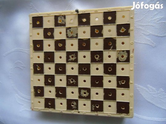 Retro műanyag bütykös sakk úti társasjáték