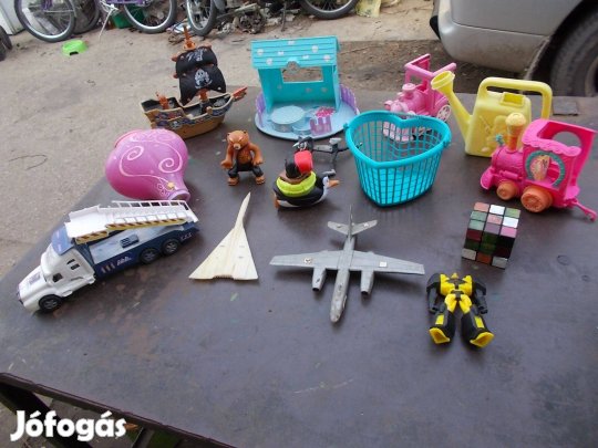 Retro műanyag gyerek játékok egyben repülő kamion hajó stb