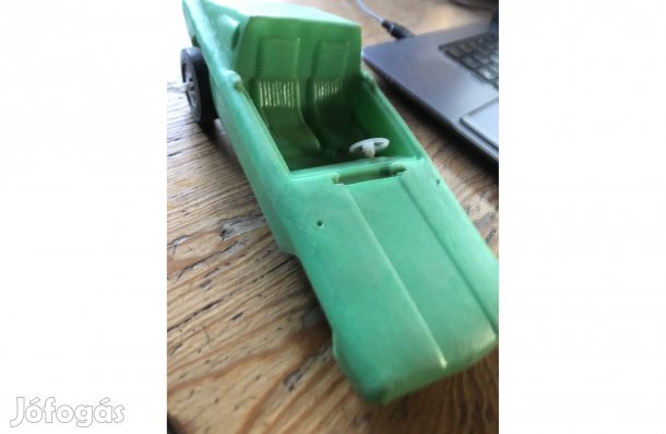 Retró műanyag játékautó első kerekek nélkül 3000 Ft