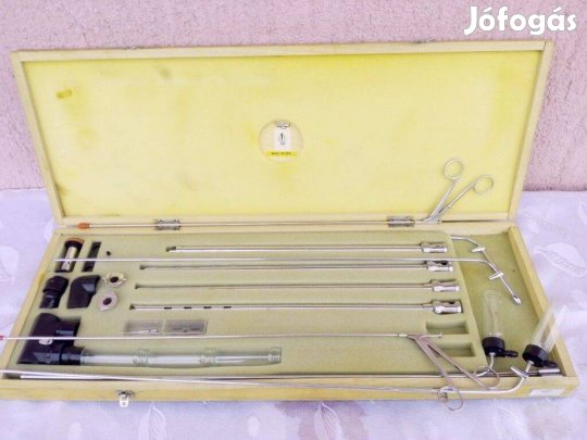 Retro műtéti eszköz készlet az NDK-ból. Laparoszkóp eredeti dobozában