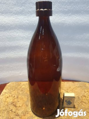 Retro nagyméretű kőbányai sörösüveg bakelit kupakjával pincedekoráció