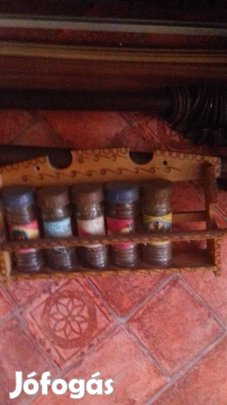 Retro népművészeti fa fűszertartó az eredeti fűszerekkel