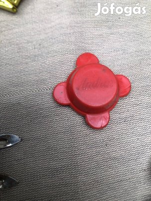 Retró piros kupak 850 Ft 