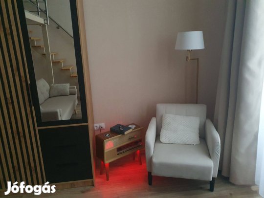 Retró rádióból átalakított éjjeli szekrény/szobai, előszobai pakoló