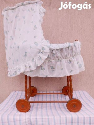 Retro ringató babakocsi favázas, fonott kosárral ágyneművel, napvédő