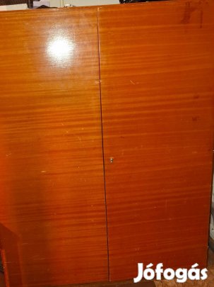 Retro ruhásszekrény