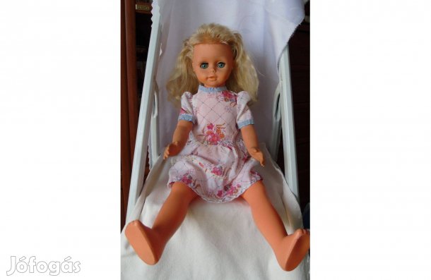 Retro szőke hajú kék szemű alvó baba 1 db ruhával