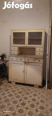 Retró tálaló szekrény.