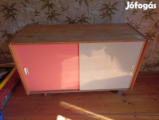 Retro tolóajtós szekrény
