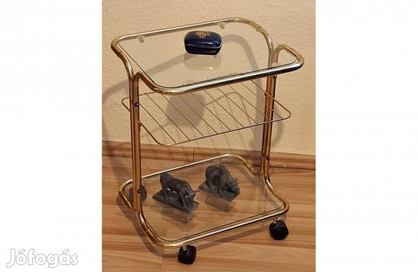 Retro zsúrkocsi üveg polcokkal vintage design