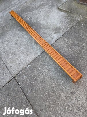 Retrónak is mondható fenyő függönykarnisok