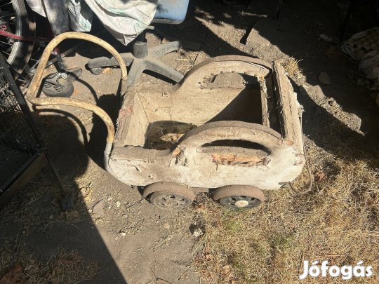 Retrro babakocsi alkatresznek