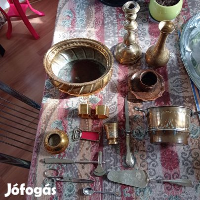 Réz és fém díszek, tárgyak együtt