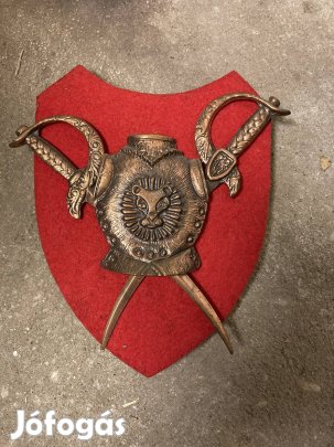 Réz kardok fali címer