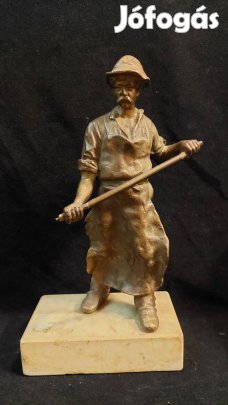 Réz öntőmunkás kohász szobor