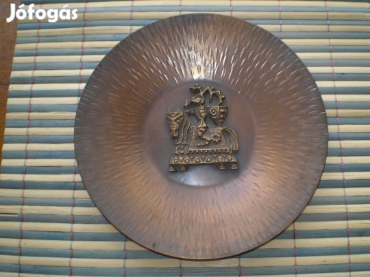 Réz vagy bronz tányér dísztál közepén 3 D lovag mintával