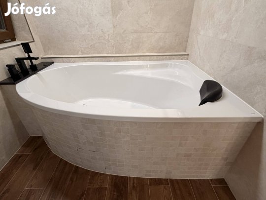 Riho aszimmetrikus kád, csaptelep, fejpárna