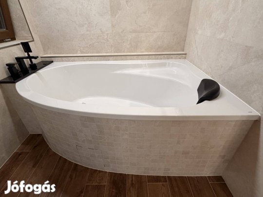 Riho aszimmetrikus kád, csaptelep, fejpárna 