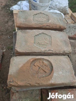 Ritka címeres tégla szelet 