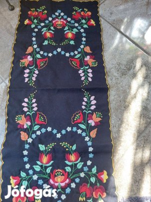 Ritka fekete himzett futó
