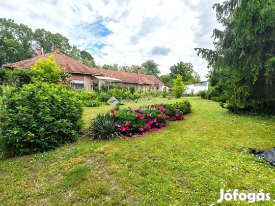 Ritka lehetőség az Árpád soron, élővíz csatorna mellett, Békéscsaba!