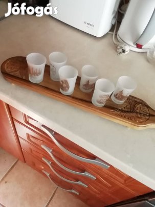 Ritka népművészeti faragott fa alapon, tejüveg pálinkás készlet 50 cm