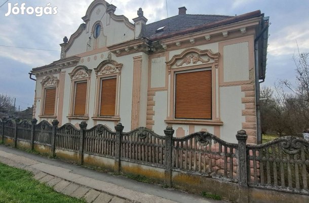 Ritkaság! Polgári kúria és 1 hektáros birtok a Balaton és Zalakaros