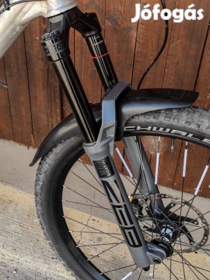 Rockshox Zeb Ultimate 29", rugóút: 180mm