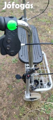 Rolátor állítható,összecsukható jelképes gért vihető. 