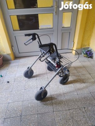 Rollátor / Négykekrű, fékes, kosárral/