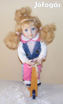 Rolleres porcelánbaba