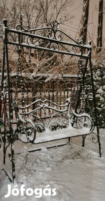 Romantikus hintaágy - időtlen elegancia a kertben