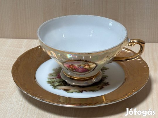 Romantikus jelenetes porcelán csésze alátéttel