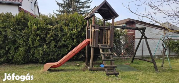 Rönkfa vár,  homokozó és játszótér 