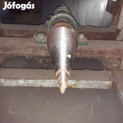 Rönkhasító traktorhoz