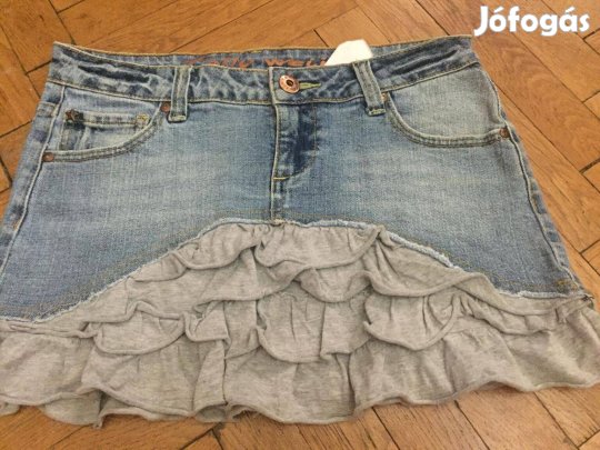 Rövid farmerszoknya