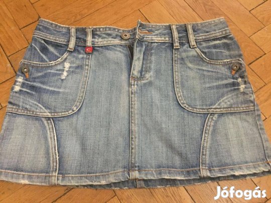 Rövid farmerszoknya