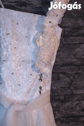 Rövid menyasszonyi ruha