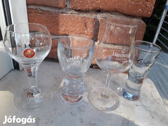 Röviditalos poharak felirattal