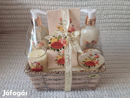 Rózsa illatú ajándékcsomag kosárban