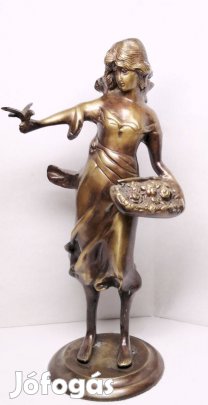 Rózsaárus lányka madárkával, egész alakos bronz szobor, Franciaország