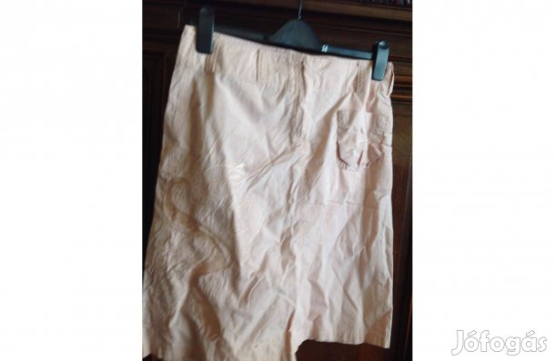 Rózsaszín, hímzett szoknya