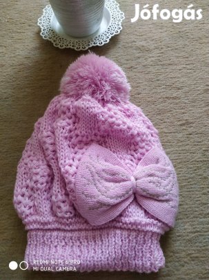 Rózsaszín kötött sapka masni díszítéssel