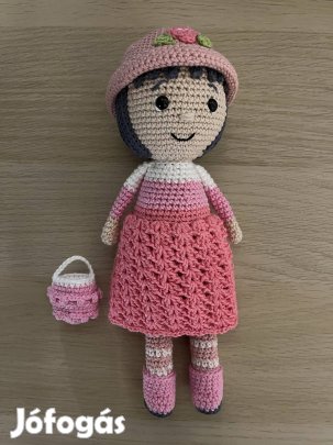 Rózsaszín ruhás kislány kalapban kosárral 