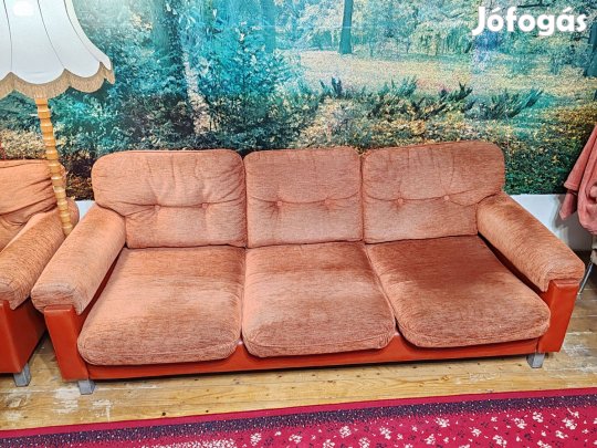Rozsdabarna kanapé